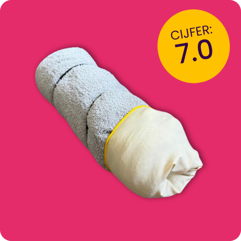 Masturbator met handdoek en latex handschoen