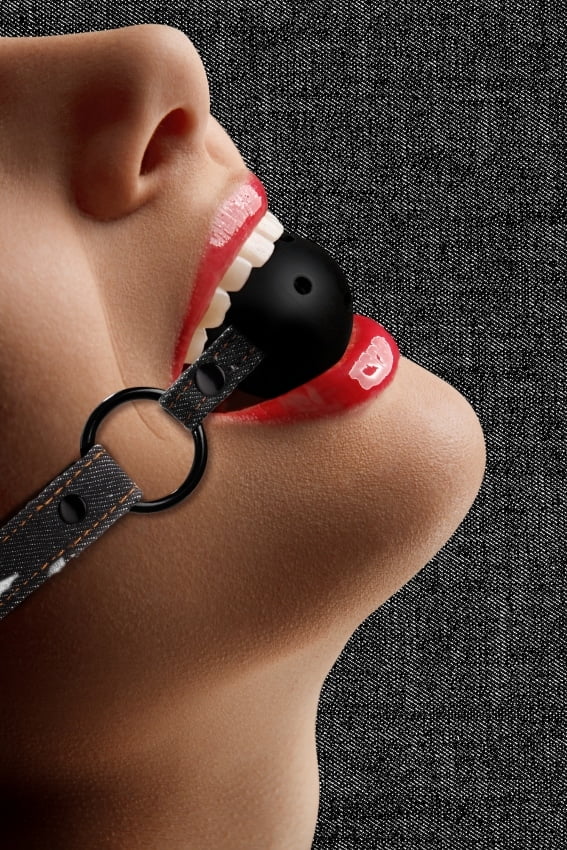 Ouch Ball Gag met gaatjes - Met Ruwe Denim Bandjes - Zwart