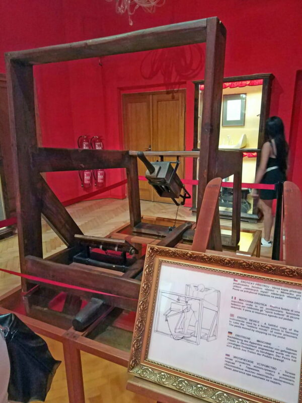 Eeuwenoude sex machine uit het Sex Machine Museum in Praag